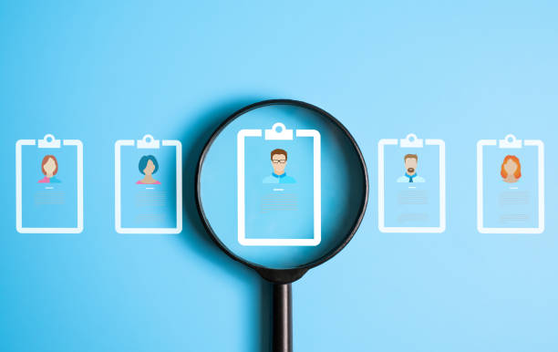entrepreneur utilisant une loupe électronique pour les données des clients en magasin afin d’obtenir des informations sur les clients afin de créer une campagne de marketing qui peut aider à augmenter les ventes et à identifier les clients potentiel - recrutement annonce photos et images de collection