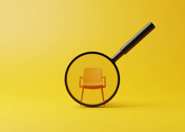 chaise de bureau avec loupe sur une pièce jaune - annonce emploi photos et images de collection