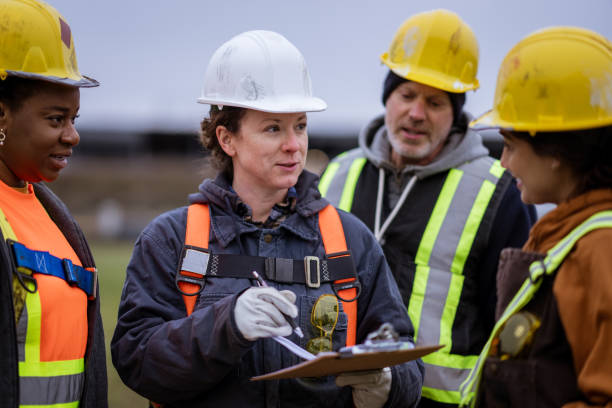 labourers planning on site - btp photos et images de collection